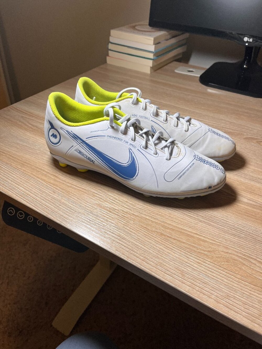 Nike Mercurial Vapor 14 Academy Soccer Cleats (Size Men's 9.5)